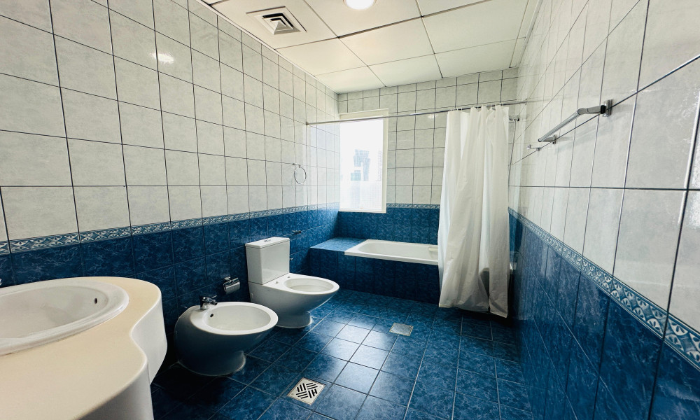 Spacious 2 BHK | Fully Furnished at West Bay - Image 4